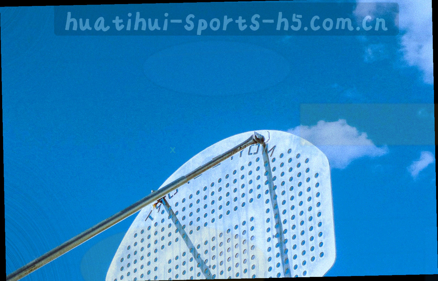 夜晚城市街景与远处球场灯光交叠，画面中没有可辨识门牌与人物正面